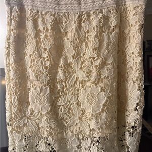 Chic Lace Midi Skirt in Cream